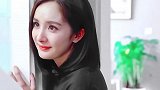 杨幂生图  杨幂新剧路透照 杨幂身穿白色衬衣搭配卡其色风衣，一头波浪卷造型简单优雅，女神范儿十足