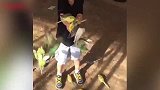 宝宝，你看你爸爸都跳过去了，你也想跳吗