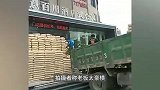 酒店为防“杜苏芮”，门前堆3层3米厚水泥，工作人员：老板家卖水泥的