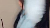 美女姑娘超魔性的手势舞，小眼神一顿飞啊，网友真是俏皮！