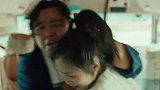 小伙坐车遇到劫匪，用把玩具枪成功把劫匪吓跑
