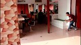 印度恶搞：作死男悄悄用水将路人香烟浇灭，下一幕路人反应真搞笑