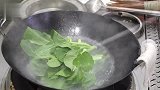 大厨分享肉丝烧菜心的家常做法，菜心脆嫩不变色，我家隔天做一次