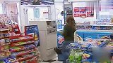 国外恶搞：路人插卡取钱，谁知道还有这种操作