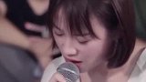 街头女孩一曲伤感歌曲《问》，歌词入心，分享给大家听一听