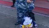 相差16岁的兄妹，哥哥要去当兵了，眼前这一幕，兄妹情深！