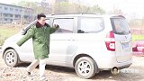 二货情侣闹分手，结果衣服都被对方扒走了，结局太搞笑了
