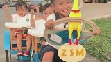 这位奶爸太有创意了，家里有四个孩子，哥哥带着三胞胎遛弯！