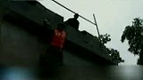 张家界暴雨老人被困屋顶 战士攀墙救援-7月13日