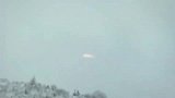 UFO飞过滑雪场上空，游客拍下高清画面，视频太珍贵