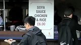 这就是东方美食的魅力，英国人为了吃中餐排百米长龙，你们咋看！