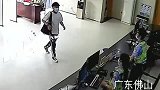 虽然知道你不是故意吓警花小姐姐，但是你这个动作蜀黍不得不防