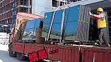 吊车吊玻璃，真是艺高人胆大