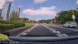 小汽车突然汇入车道，让人防不胜防