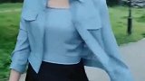 蓝色上衣搭配黑色纱裙的气质小姐姐，应该是男生最喜欢的类型！