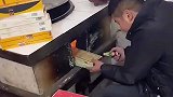 表哥做饭有烟火味，姥爷就爱吃中华味的