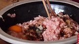 春姐给弟弟包饺子，大肉馅配上酸辣汤吃，坐在户外还冒汗，真过瘾