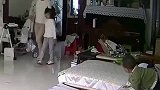 宝宝从沙发掉落，危急时刻妈妈大长腿出马，身后的爸爸看傻眼了