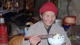 王芝霞从43岁开始正式皈依佛门，在终南山上一呆就是四十多年。如今的王芝霞，已经近逾九十，依旧隐居于终南山上。