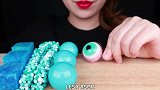 试吃眼球果冻糖果绳等，咀嚼声音减压又助眠，耳机党的福音