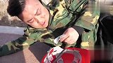 小伙每天给乞丐五十，没想有一天没给，没想乞丐这反应，结局真逗