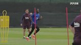 梅西苏神领衔巴萨留守军团训练 梅球王神级绕桩射门直挂死角