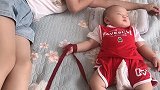 妈妈带娃需要监督，睡觉怕宝宝掉床竟然这样做，是亲生的