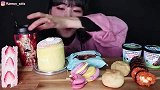 美女试吃黑糖奶茶、芝士紫菜包饭、珍珠泡芙、巧克力冰淇淋麻薯