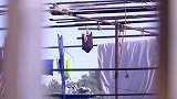 福建福州：晾晒的内衣屡沾污渍，女子怒装监控发现恶心一幕