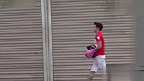 国外恶搞，作死小伙到黑人区找人打拳，被揍的满街跑