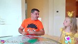 爸爸做了排骨汤，戴安娜要爸爸喂，还把爸爸变身青蛙