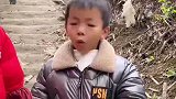 初生牛犊不怕虎，小男孩抓了一把霍麻
