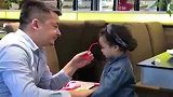 爸爸一和女儿在一起就变成这样了，那宠溺的眼神，不愧是小情人