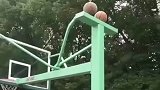 篮球困篮架上，用篮球撞击再次被困