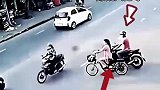 女子遭遇飞车打劫，众人合力擒劫匪！