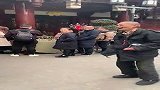 小伙你还是好好学习吧,打杂的大爷都能无障碍和外国友人聊天!