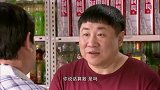 大叔弃权，小伙高兴的要回收卫生纸