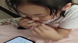 相差10岁的兄妹俩，妹妹生气删了哥哥，这一幕可把妈妈笑坏了！