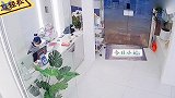 看着都疼！沈梦辰没留神猛撞玻璃门，网友这鼻子是真的!