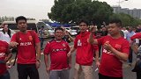 国足-17年-球迷入场高唱助威歌曲 热情氛围点燃赛场内外-专题