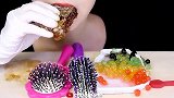 美女试吃蜂蜜梳、食用梳子、爆爆珠、冷冻巧克力勺