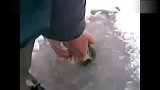 俄罗斯男子赤手空拳冰中钓鱼