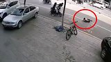 小孩骑平衡车不慎跌倒被拖行 险遭机动车碾压