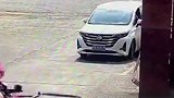 他想借个灭火器，结果借来了消防车！再小的火情也不能掉以轻心
