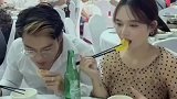 宴席上发生的一幕，隔着屏幕我都想笑