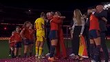 你怎么看？西班牙足协主席亲吻女足球员引外网热议