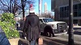 男子假扮成草人整蛊路人，就连警察也不放过