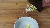 大厨教你做正宗的白切鸡，鸡肉鲜香味美，比红烧鸡还好吃