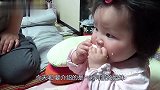 宝爸给两闺女做早饭,就看宝贝们吃饭的小模样,太可爱了吧