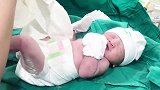天气冷了护士这样包新生儿，最后可真够结实的，好可爱